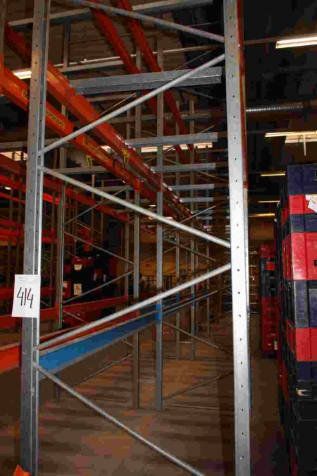 4 sections pallet racking, 24 beams, length: 3 meters + 1 sections pallet racking, length 2 meters. Max. weight / pallet: 800 kg. Truck protection. Height approx. 6 meters
