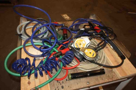 3 air screwdrivers + 2 spring suspension tool balancers, Desoutter, 1-2 kg + air hose + trolley