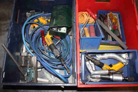 Palle med 2 kasser diverse (luftskruemaskiner, håndværktøj med videre)