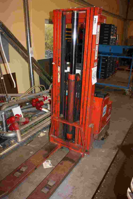 Electric stacker, stand-in, BT LSV 1250 E/10. No battery. Capacity: 1250 kg. Charger not included (separate lot 443)