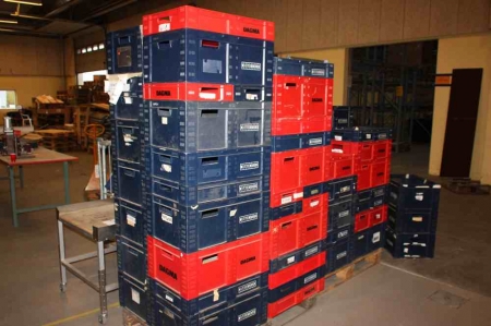 2 pallets plastic boxes + 3 + carriers grid pallet assortment boxes, plastic + steel rack with content + table + chair