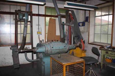 Belt sander, Jönköping with suction and extra belts. Belts on two pallets will be divided among the machines for which they fit