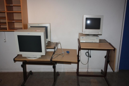 3 rulleborde med 3 stk. IBM skærme + IBM PC + skærm + tastatur.