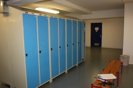 8 2-compartment lockers