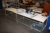 2 fag stålreol (fag: bredde 100 cm x højde ca. 180 cm) + lufthydraulisk presse, 2-10 bar + bord