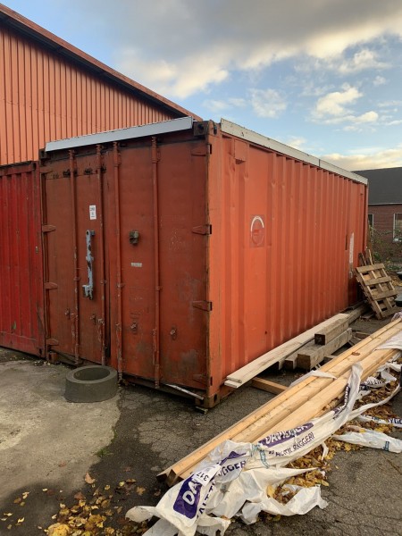 20-Fuß-Container mit einer großen Menge Holz.