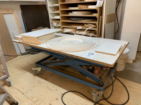 Workshop table with raising function