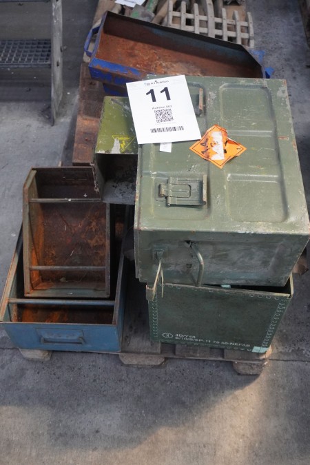 Gamle ammunitionskasser og værktøjskasser