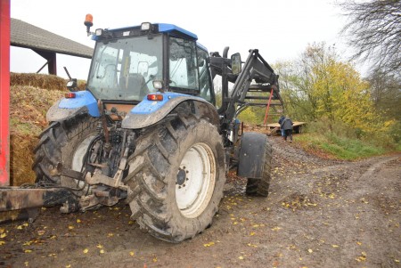 Traktor, Mærke: New Holland,  Model TM135 Med Quicke frontlæsser Model: 985.