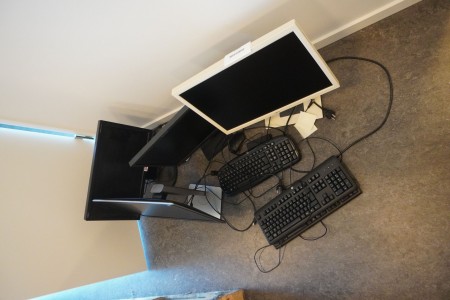 4 stk. Computerskærme + 3 stk. tastature