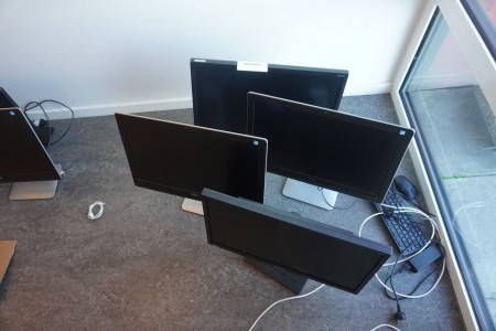 4 stk. Computerskærme + 1 stk. tastature