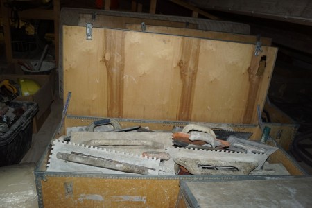 Værktøjskasse med indhold af diverse spartler