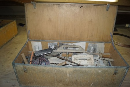 Værktøjskasse med indhold af diverse spartler