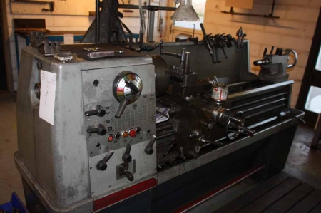 Lathe, Triumph 2000. Max r / min: 2000. Spindle through bore: 55 mm. Centre height: 200 mm. Max. turning length approx. 1000 mm. Accessories: centre rest, three-jack-chuck + various jigs, etc.