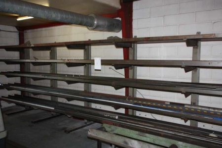 Pallet Racking, one-sided. 5 branches. Length approx. 6 m Contents of miscellaneous black iron