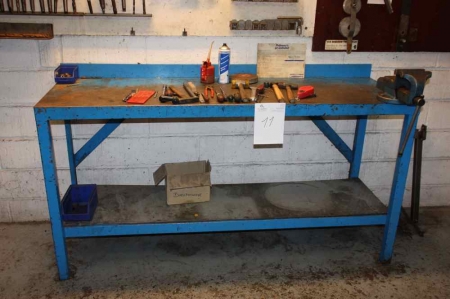 Vice bench and lower shelf. Length approx. 185 cm. Width approx. 60 cm + content (hand tools)