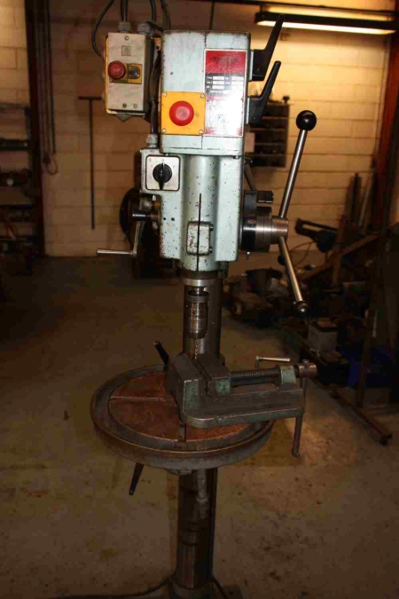Pillar Drill, Strands S 68. Engine: HP 1.0 / 1.2. R / M 1400/2800. Clamping surface: Ø 32 cm