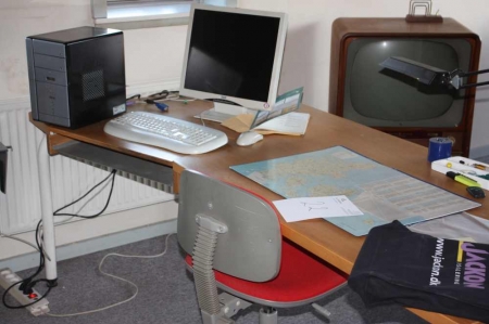 Skrivebord + lav bogreol, 3 sektioner + høj bogreol, 4 sektioner + PC, Asus (minus harddisk) + fladskærm + stol + lille møbel