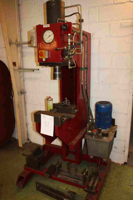 Hydraulic press, unknown product