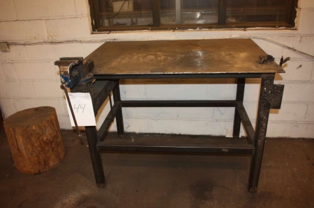 Welding surface with vice. Table top approx. 126 x 90 x 0.8 cm
