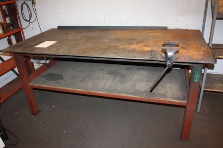 Welding surface with vice + 2 steel shelves with content. Table top: approx. 200 x 100 x 1 cm
