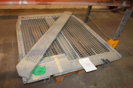Platform for autolift, galvaniseret. Dimensioner: bredde ca. 132 cm, længde ca. 165 cm. Brugt