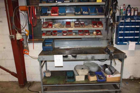 Work bench on wheels with vice + Assortment rack with content