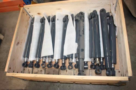 Half pallet with approx. 16 hydraulic cylinders, unused