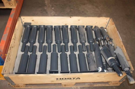 Pallet with approx. 25 hydraulic cylinders