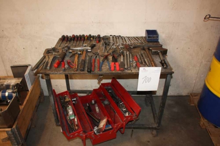 Rullevogn med indhold: håndværktøj + værktøjskasse + olietønde med oliepumpe
