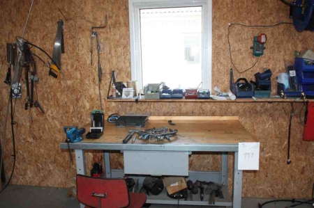 Vice bench. Table top approx. 150 x 80 cm. + Drawer + miscellaneous tools and parts on the table and shelf and wall + air hose reel