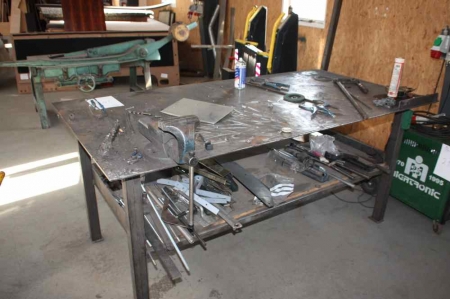 Welding surface, approximately 200 x 100 x 1 cm + vice + various tools, etc.