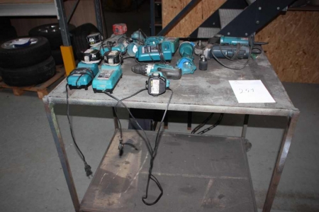 Værkstedsrullebord med diverse el-håndværktøj og ladere. Stand ubekendt
