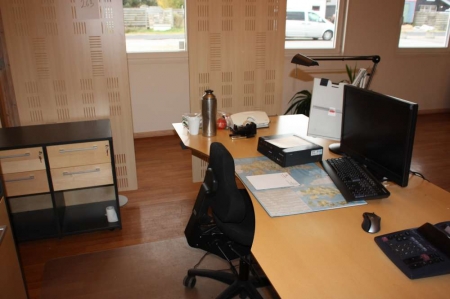 El-hæve/sænkeskrivebord + skuffemøbel + kontorstol + 2 x rumdelere