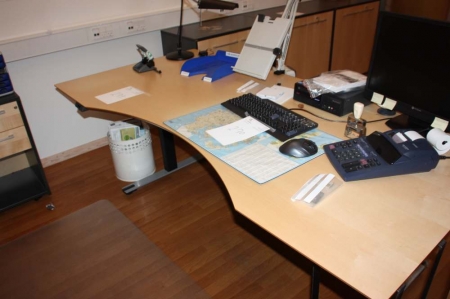 El-hæve/sænkeskrivebord + kontorstol + skuffemøbel + rumdeler