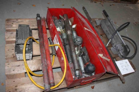 Pallet with 2 hydraulic pumps + hydraulic cylinders, etc.