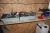 Filebænk med skruestik. Bordplade ca. 150 x 80 cm. + skuffe + diverse værktøj og dele på bord og hylde og væg + luftslangeopruller