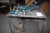 Værkstedsrullebord med diverse el-håndværktøj og ladere. Stand ubekendt