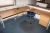 Hjørneskrivebord + skuffesektion + stol + 2 x reol + rest i arkivrum minus faste installationer