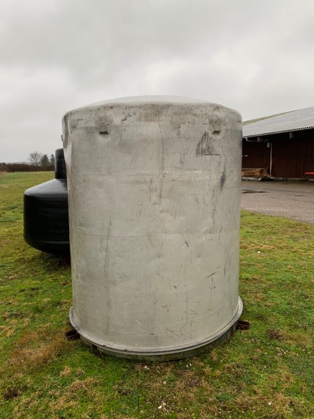Silo with mounting ring