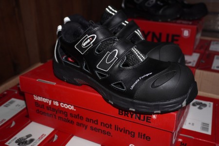 12 safety shoes, brand: Brynje