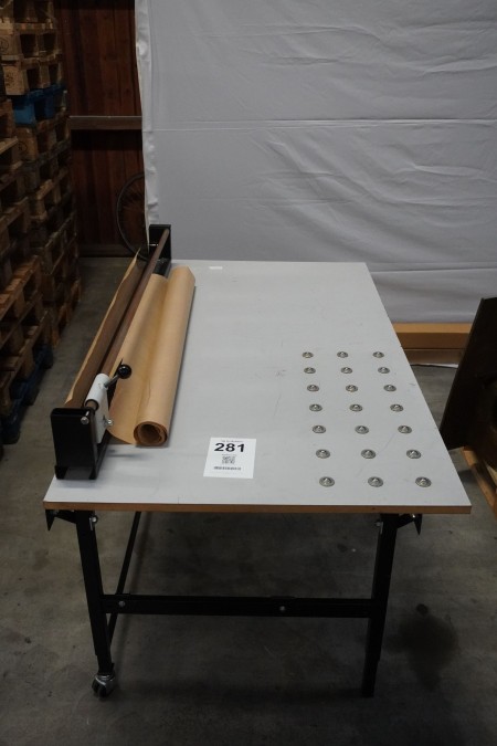 Packing table with built-in cutter