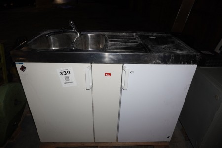 Tischplatte mit eingebautem Waschbecken und Kühlschrank mit Gefrierfach