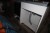 Tischplatte mit eingebautem Waschbecken und Kühlschrank mit Gefrierfach