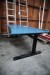 Hæve sænkebord med blå bordplade 