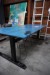 Hæve sænkebord med blå bordplade 