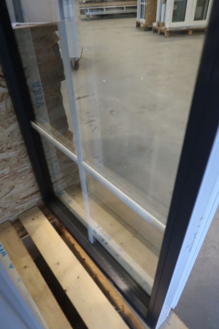 Fenster, Kunststoff, Anthrazit / Weiß, B68,5xH78,5 cm, Rahmenbreite 11,5 cm. Mit Essensglas. Modellfoto