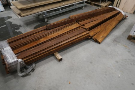 58 Stk. Fence boards, double bars, brown impregnated, 33x140 mm, length 179 cm. 3 pieces. Post 90x90 mm, Length 270 cm. 2 pcs. End post with 1 track. 1 piece. Middle posts with 2 tracks. 2 pcs. upper part, 38x120 mm, length 400 cm
