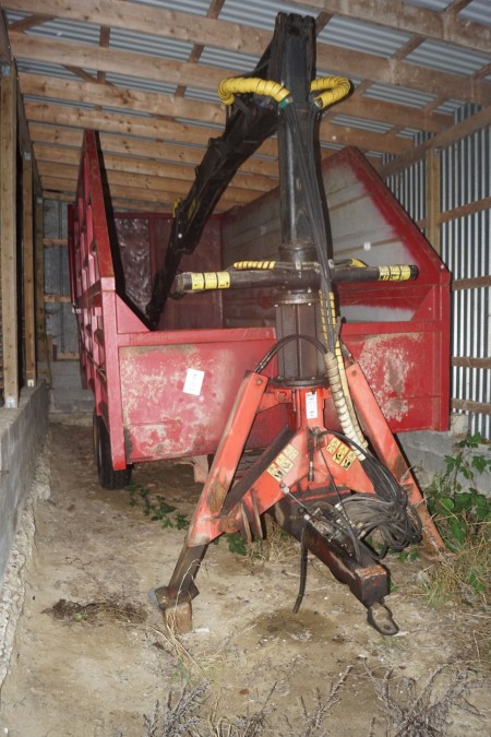 Tipper with forest crane