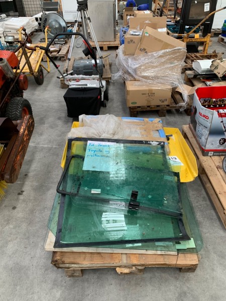 Lot of glass for Mitsubishi truck